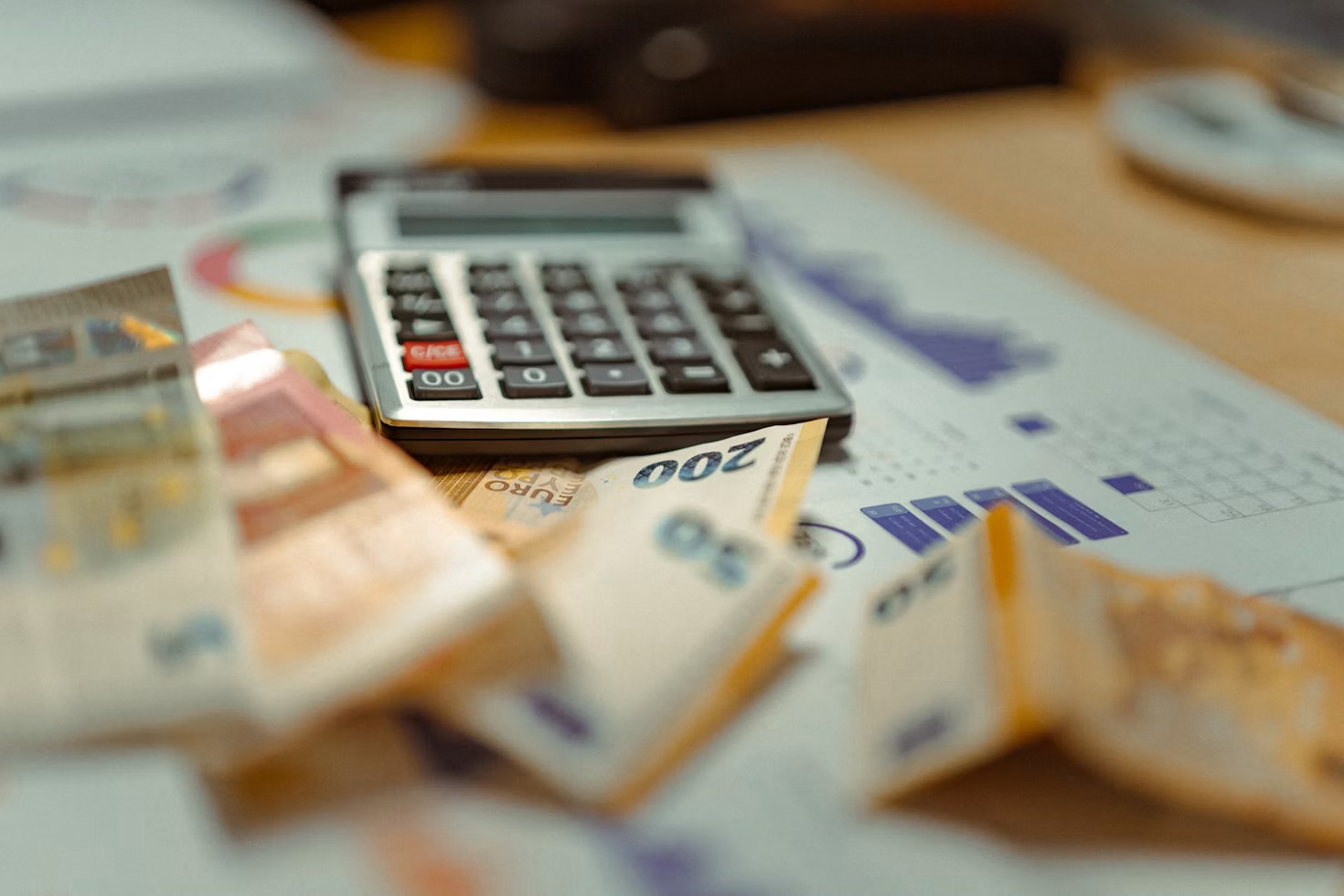 Calculatrice et billets pour préparer son budget