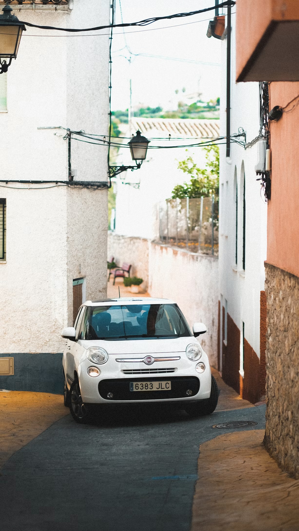 Petite citadine garée dans une ruelle
