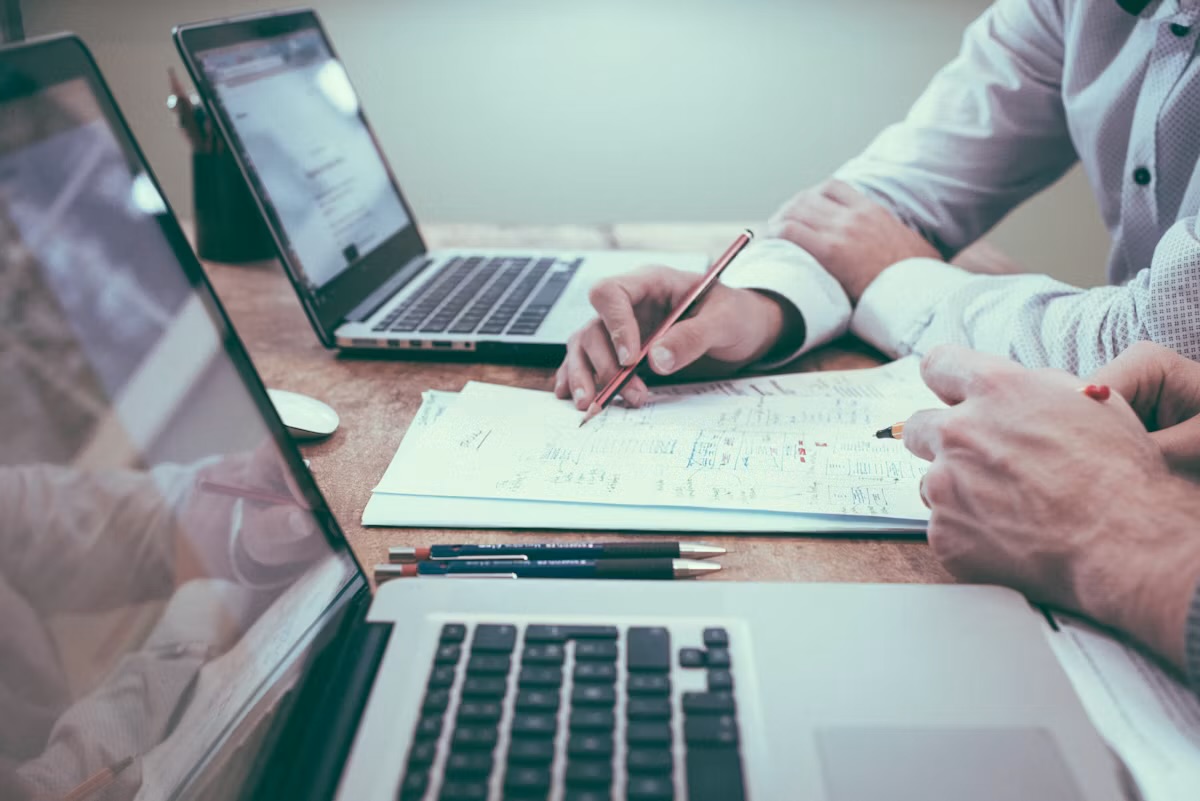 Étude du dossier client autour d'un bureau